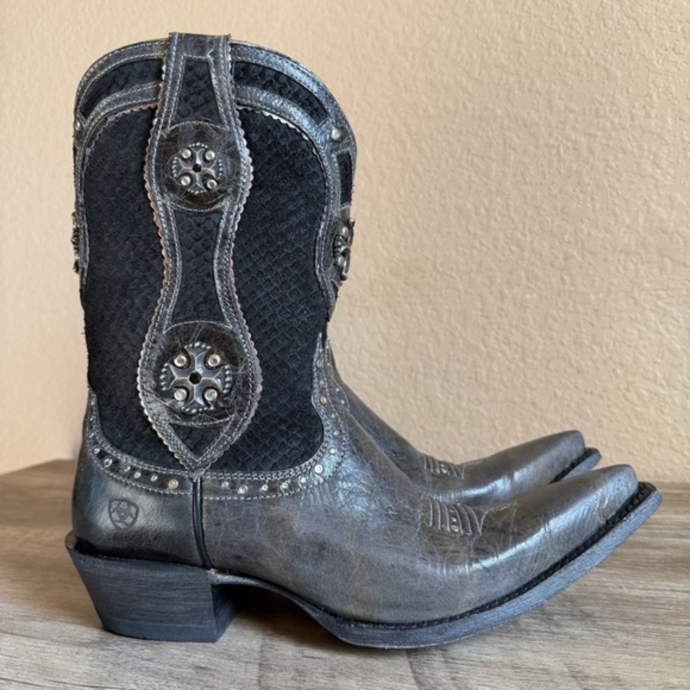 Ariat Desperado Western Boots snip toe antiqued conchos and studs Women’s 8.5